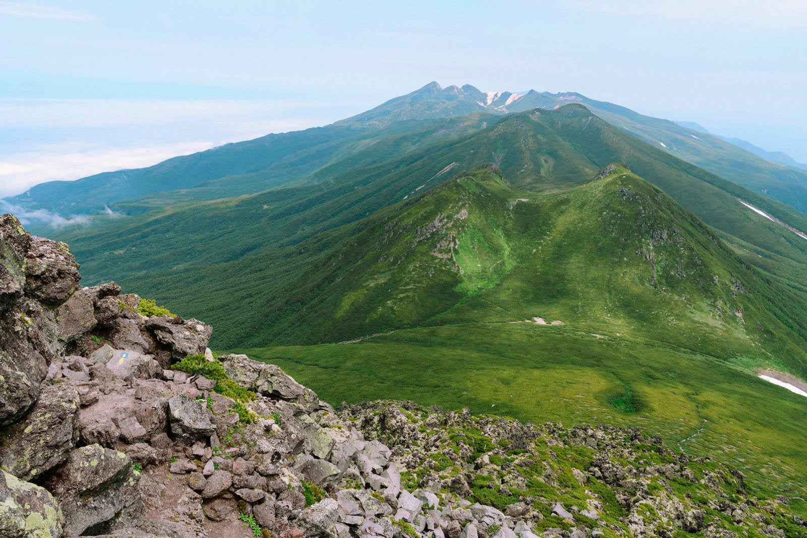 「羅臼岳側から見る硫黄岳方面」の写真