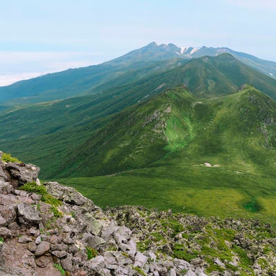 羅臼岳側から見る硫黄岳方面の写真
