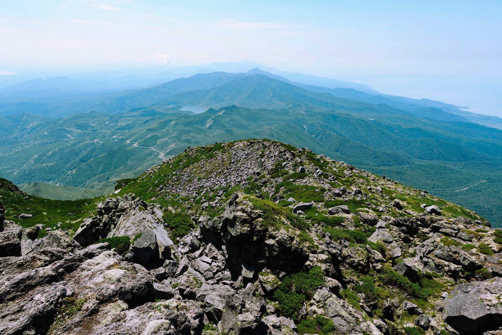 「羅臼岳山頂から見る羅臼湖方面」の写真