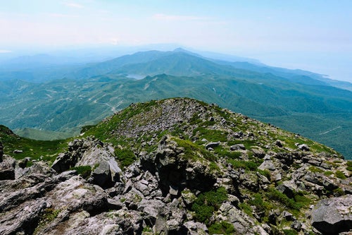 羅臼岳山頂から見る羅臼湖方面の写真