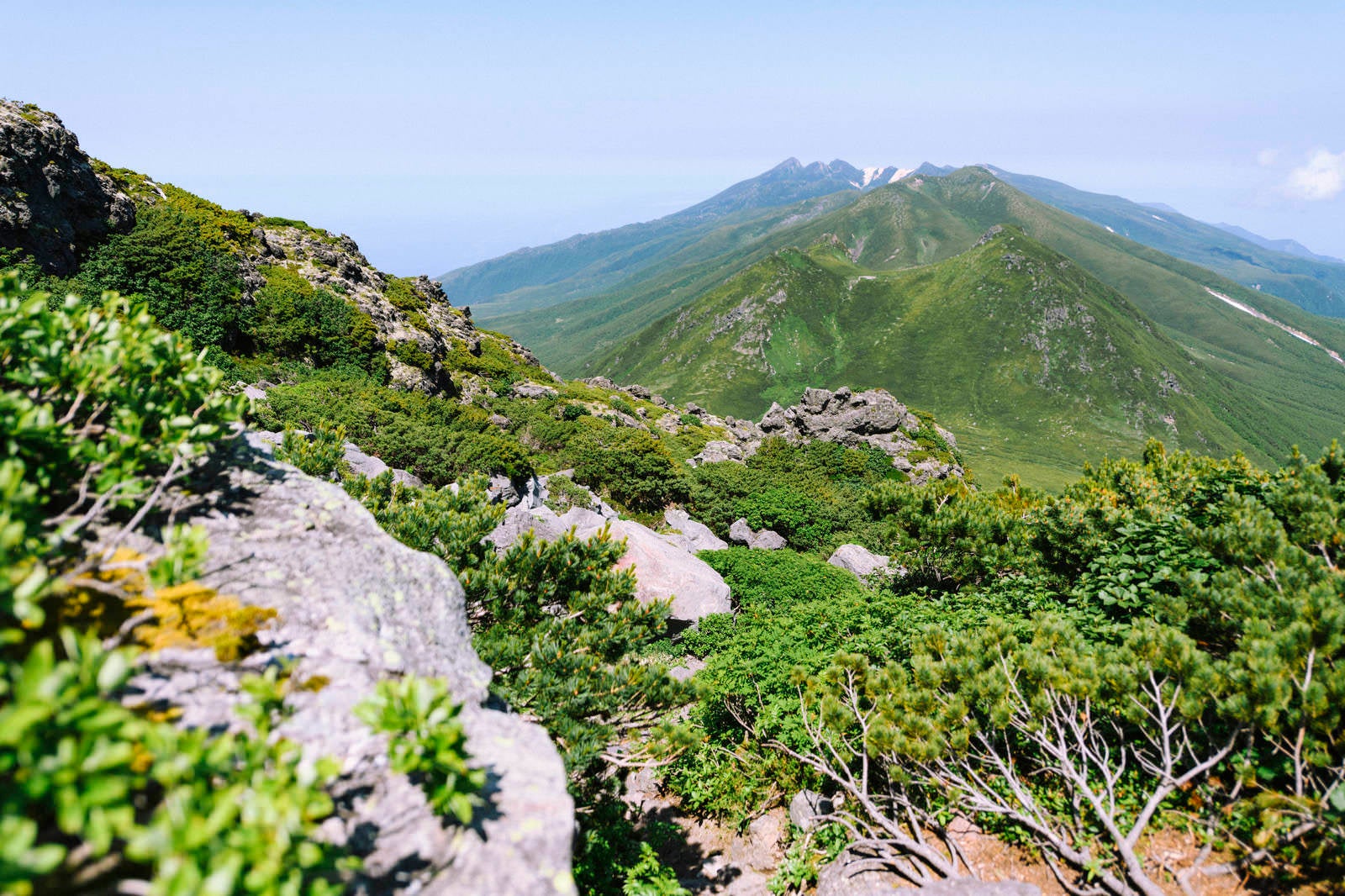 「羅臼岳山頂直下から見る硫黄岳方面」の写真