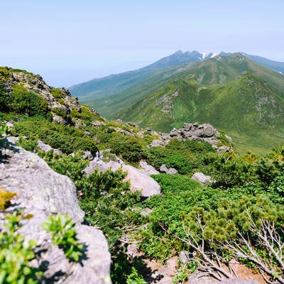 羅臼岳山頂直下から見る硫黄岳方面の写真