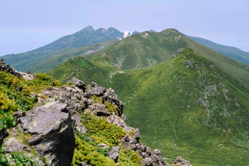 羅臼岳登山道から見る硫黄岳の写真