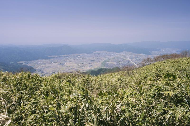 荒島岳から見下ろす越前大野の町の写真