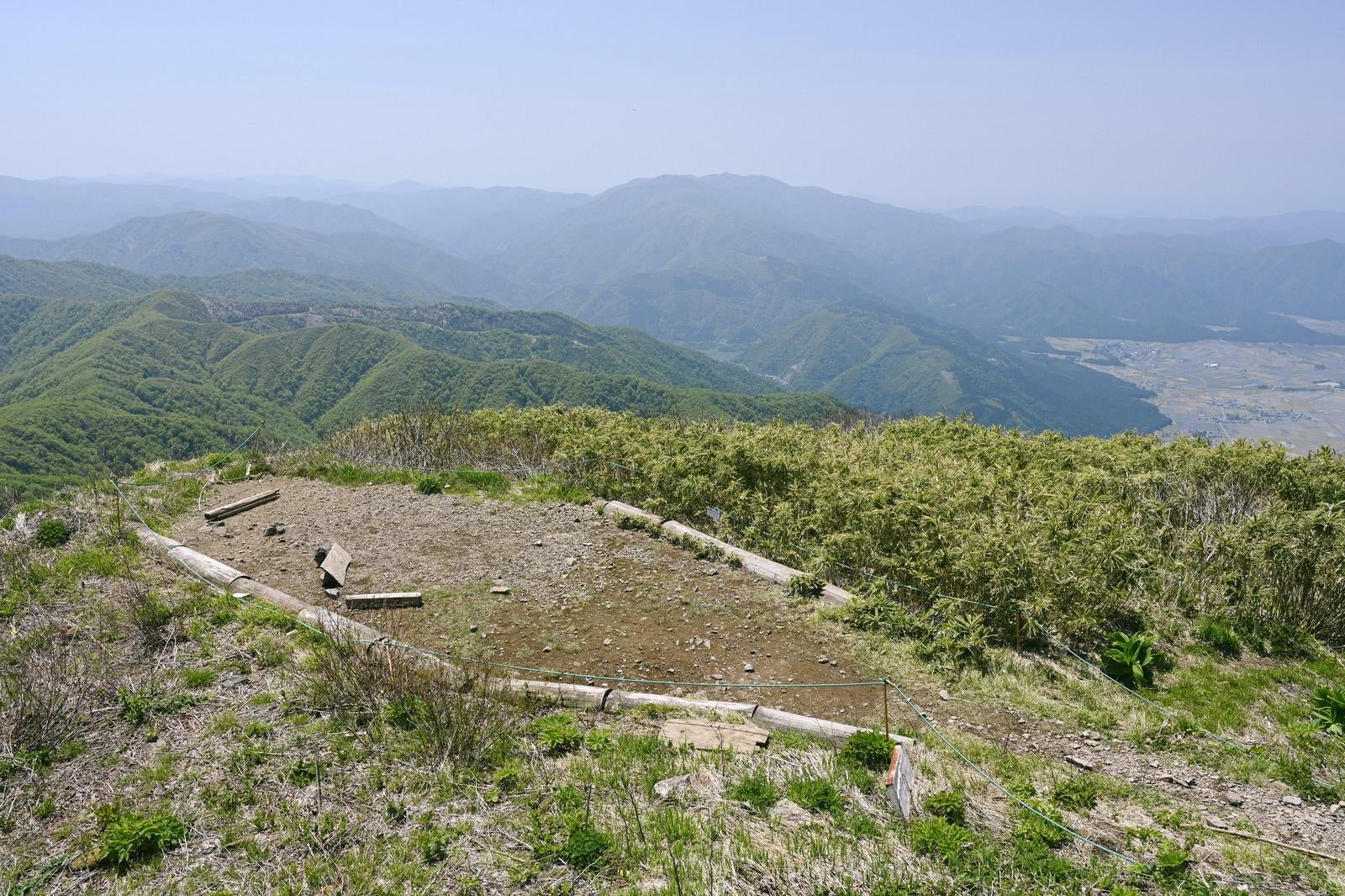 「荒島岳山頂の休憩スペース」の写真