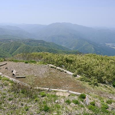 荒島岳山頂の休憩スペースの写真