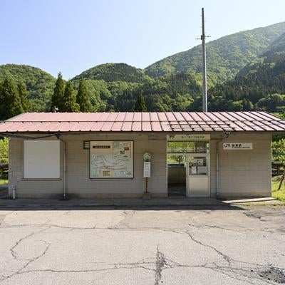 山里の登山口がある勝原駅前の写真