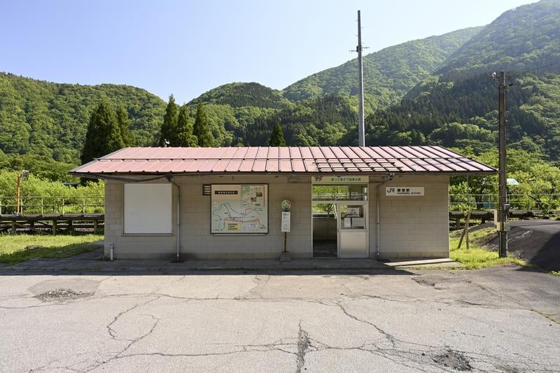 山里の登山口がある勝原駅前の写真