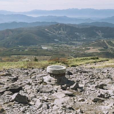 根子岳山頂からの雄大な山々を一望できる展望台の写真