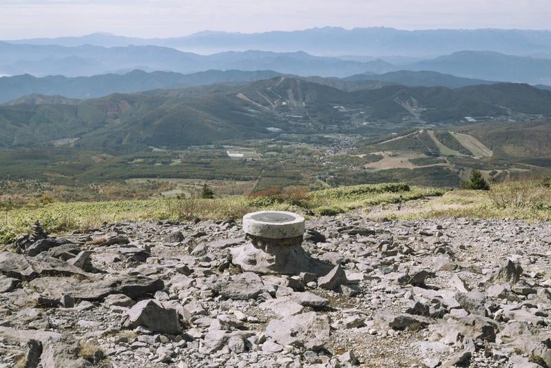 根子岳山頂からの雄大な山々を一望できる展望台の写真