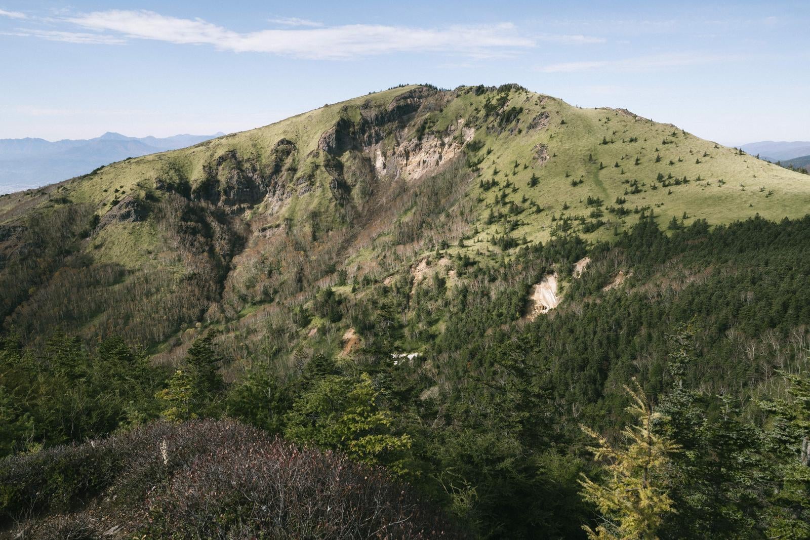 「四阿山登山道から見る岩肌が露出した根子岳」の写真