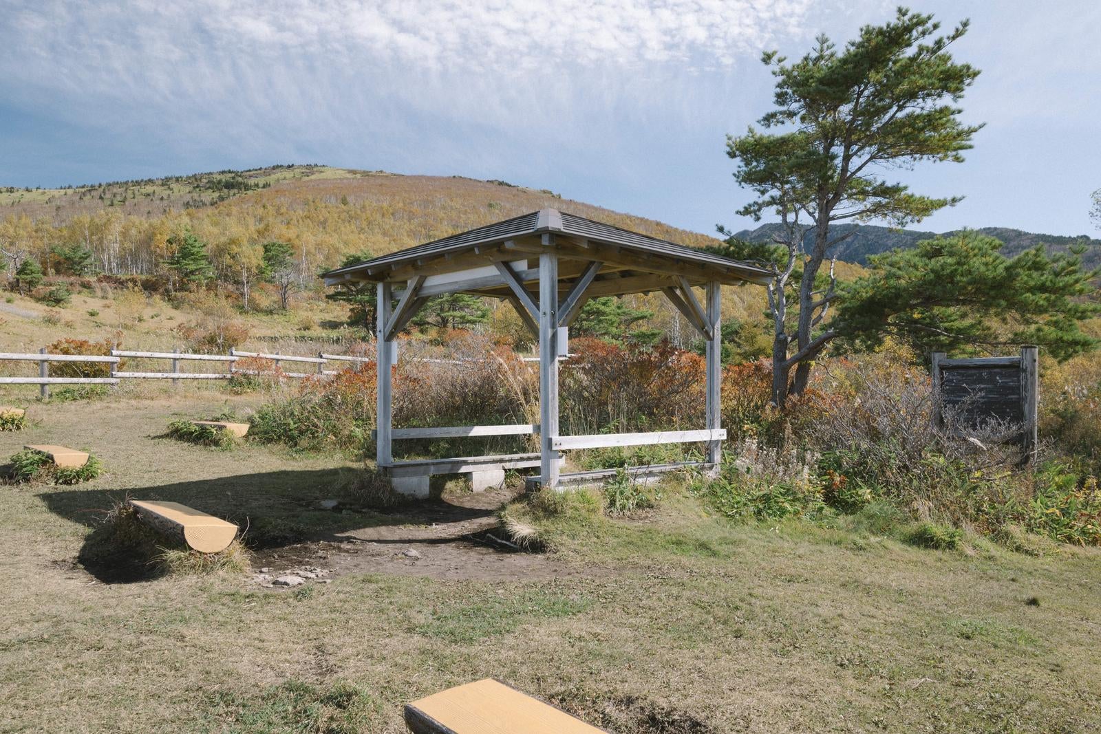 「紅葉と青空に囲まれた菅平牧場の東屋」の写真