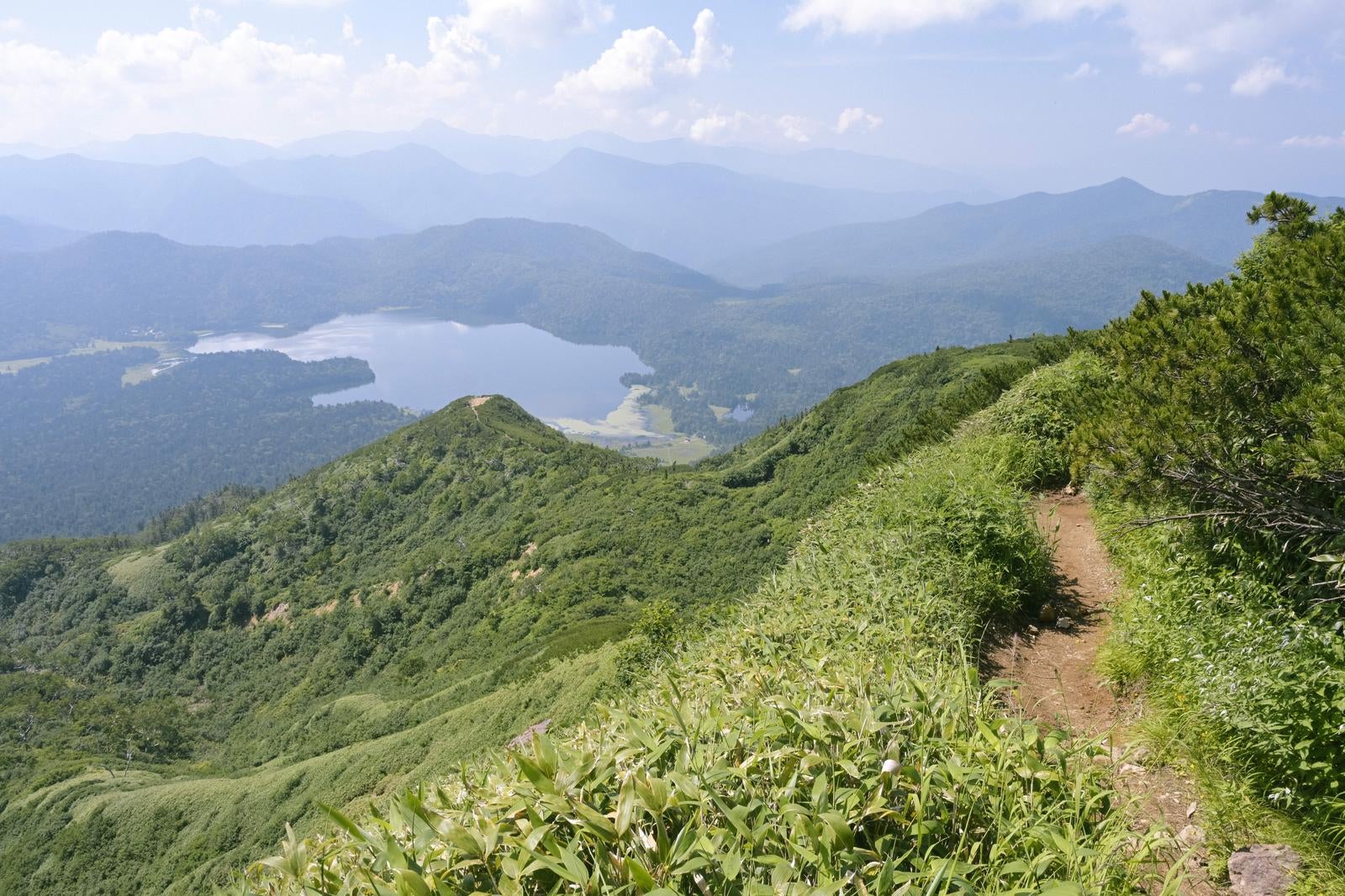 「尾瀬沼へと降り立つ登山道と尾瀬沼」の写真