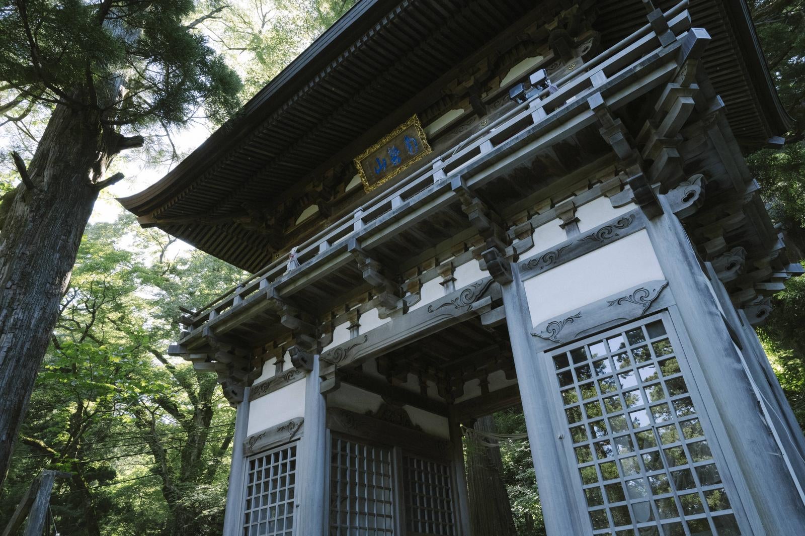 「重厚な木造の大山寺の山門」の写真