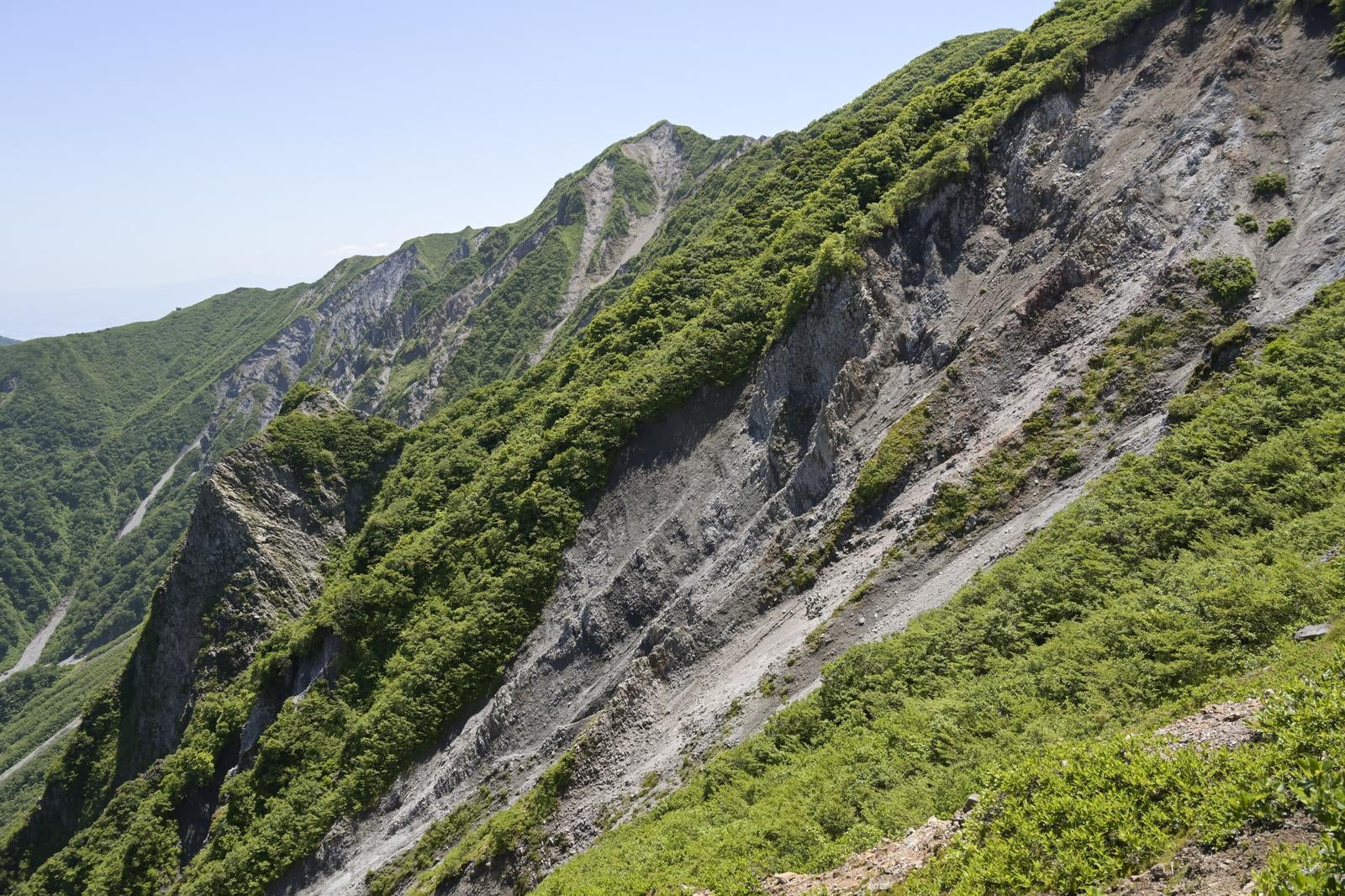 「崩落が激しい伯耆大山の斜面」の写真