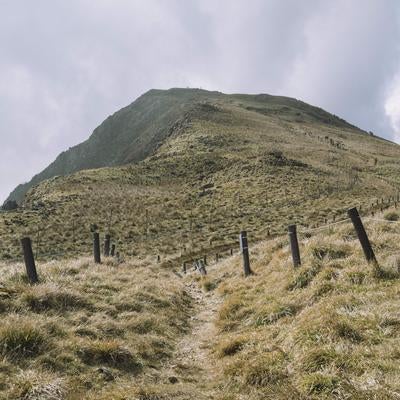 草原が続く伊吹山山頂の写真