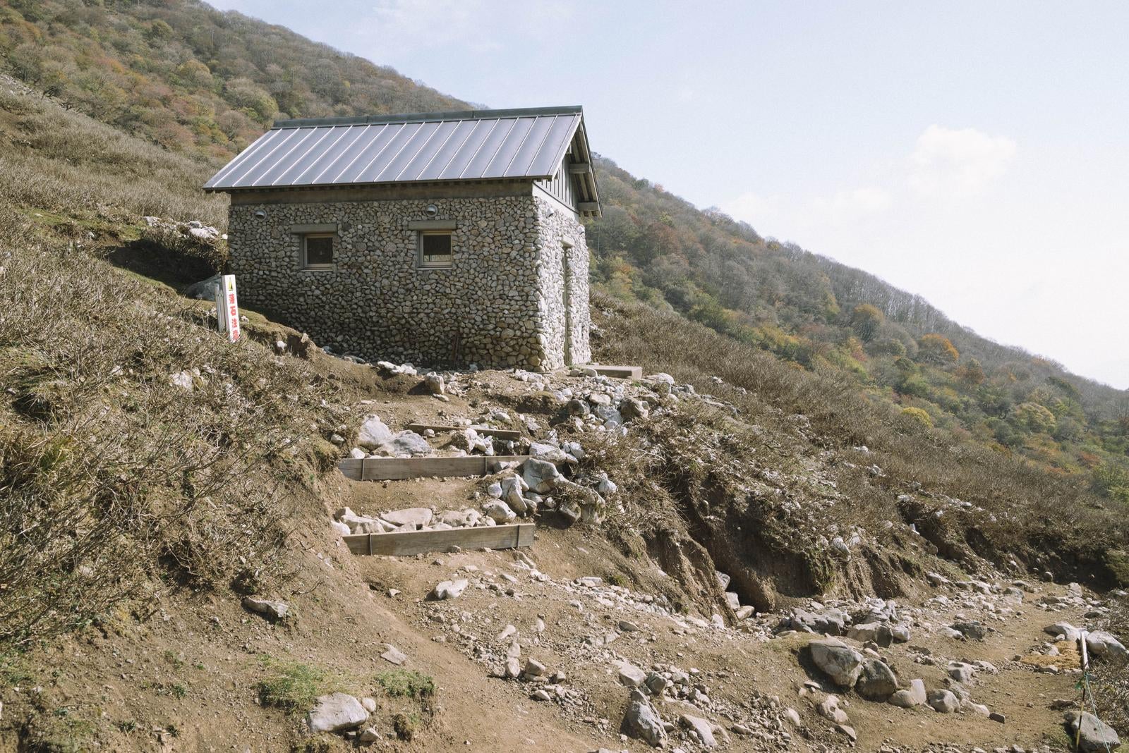 「崩落が進む伊吹山避難小屋」の写真