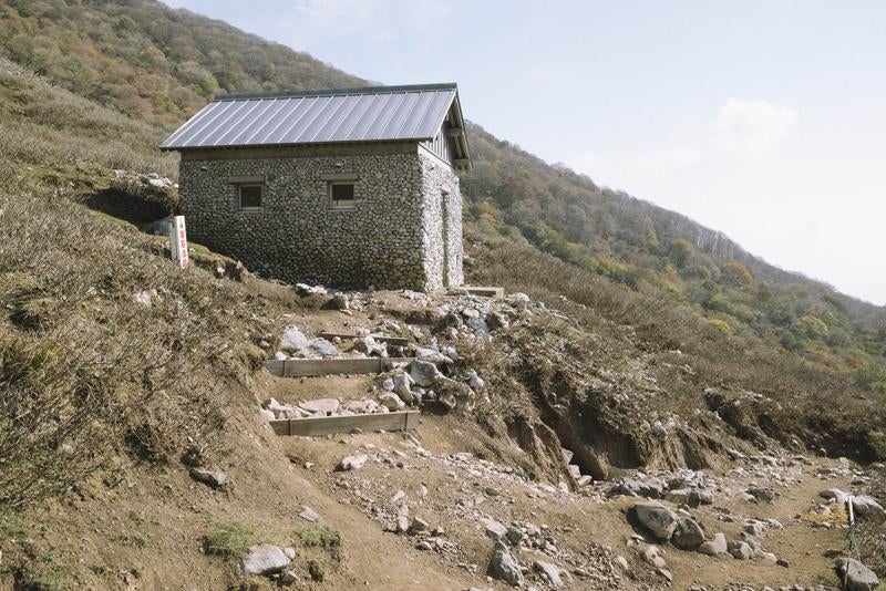 崩落が進む伊吹山避難小屋の写真