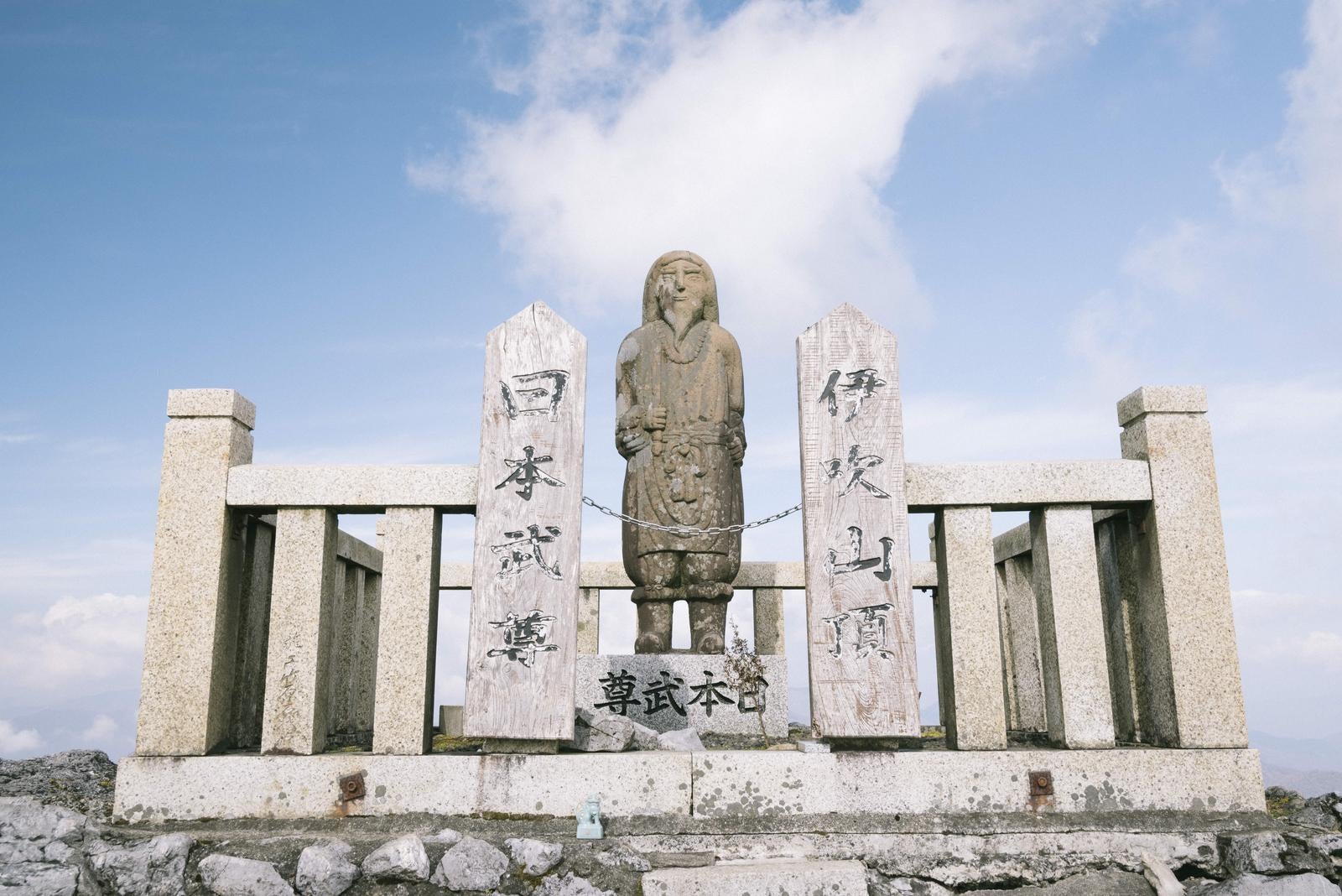 「伊吹山山頂を見守るヤマトタケル像」の写真