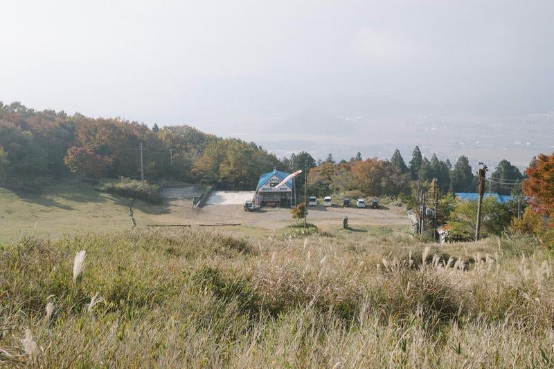 伊吹山三合目から見下ろすスキー場跡地の写真