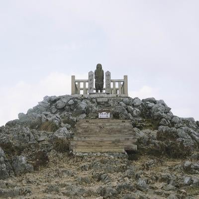 滋賀県伊吹山の山頂に鎮座する日本武尊を祀る石造の祠の写真