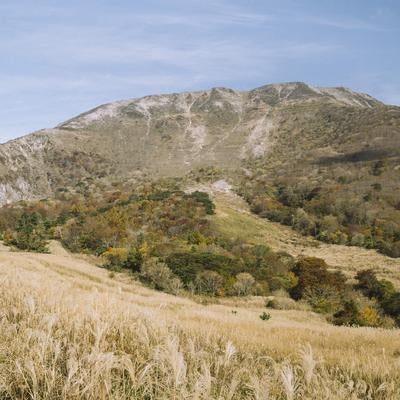 三合目から見上げる伊吹山の写真