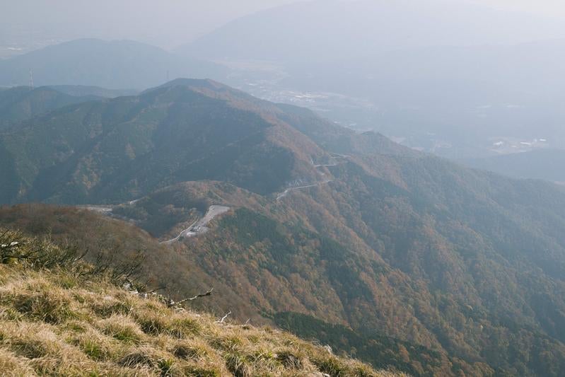 山頂から見下ろす伊吹山ドライブウェイの写真