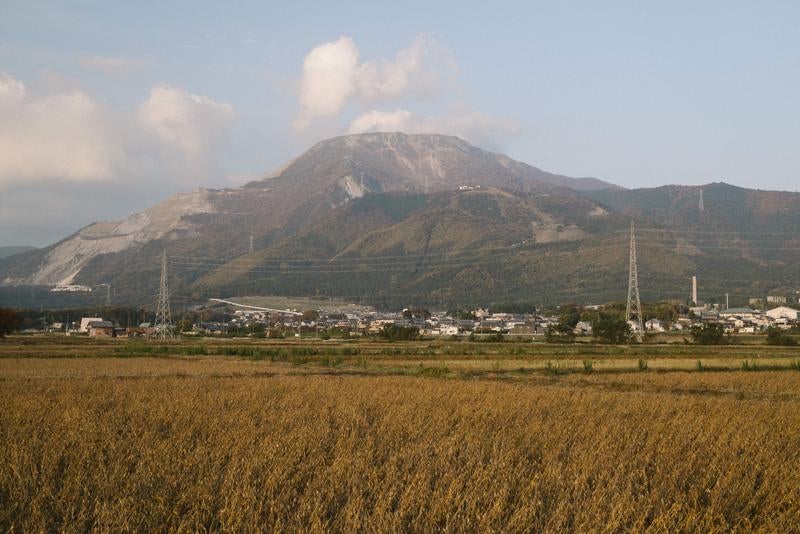 市街地から見上げる伊吹山の写真