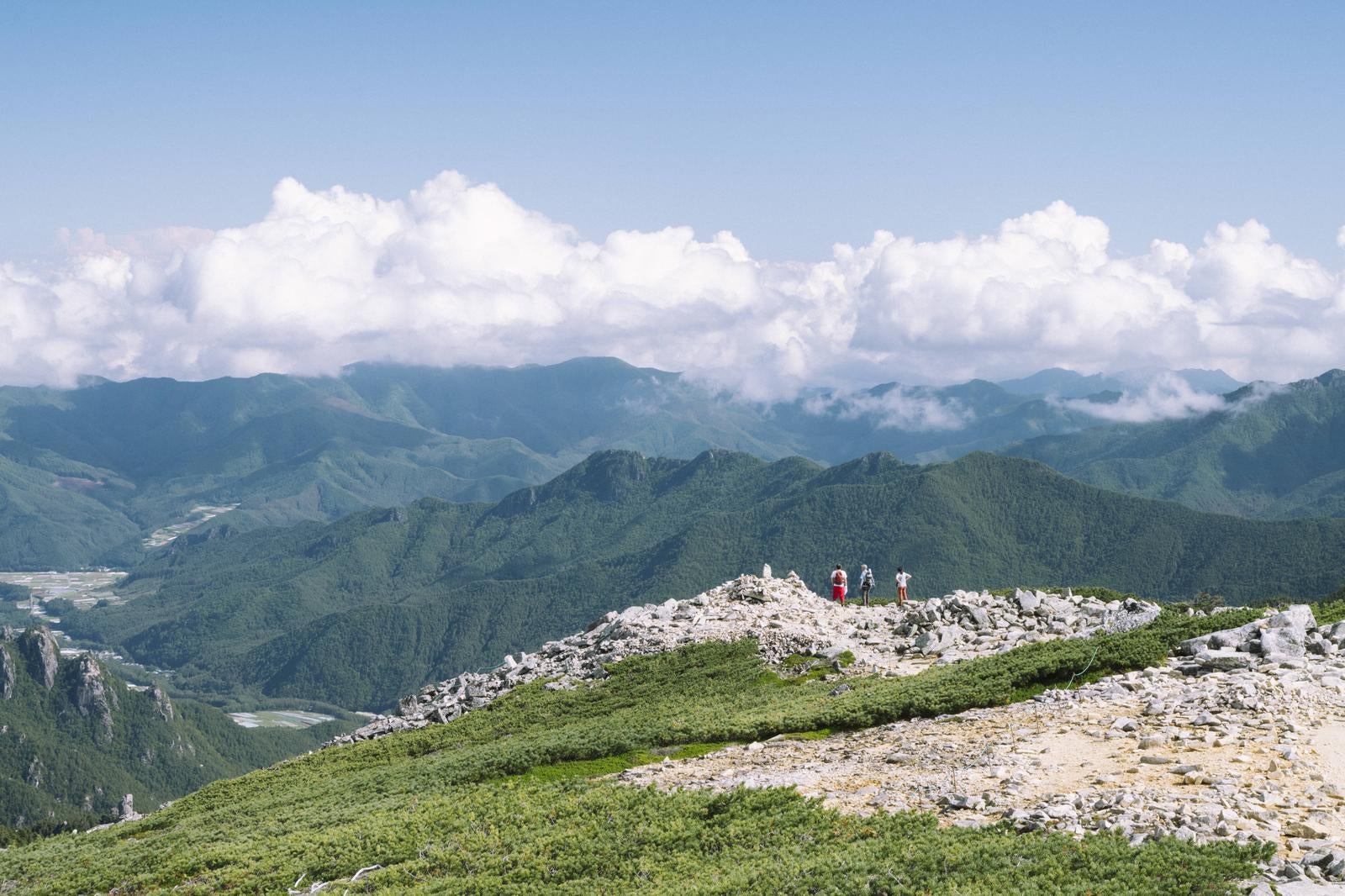 「金峰山稜線を楽しむ登山者」の写真