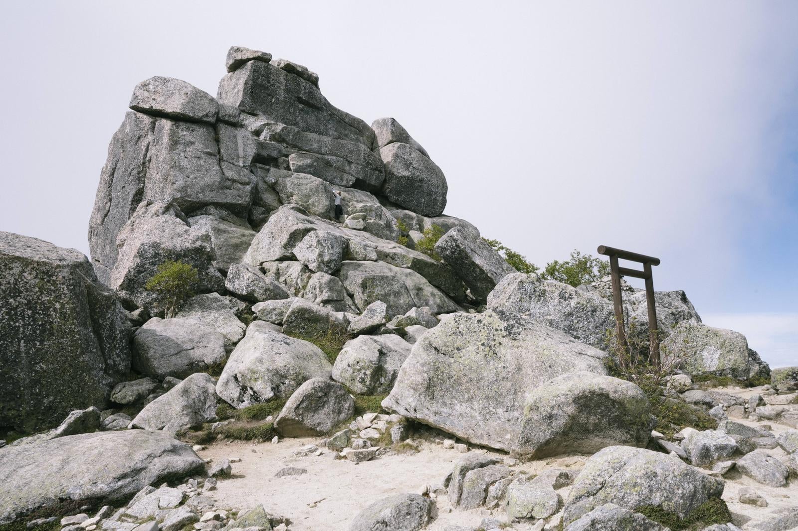 「聳える巨大な五丈岩と鳥居」の写真