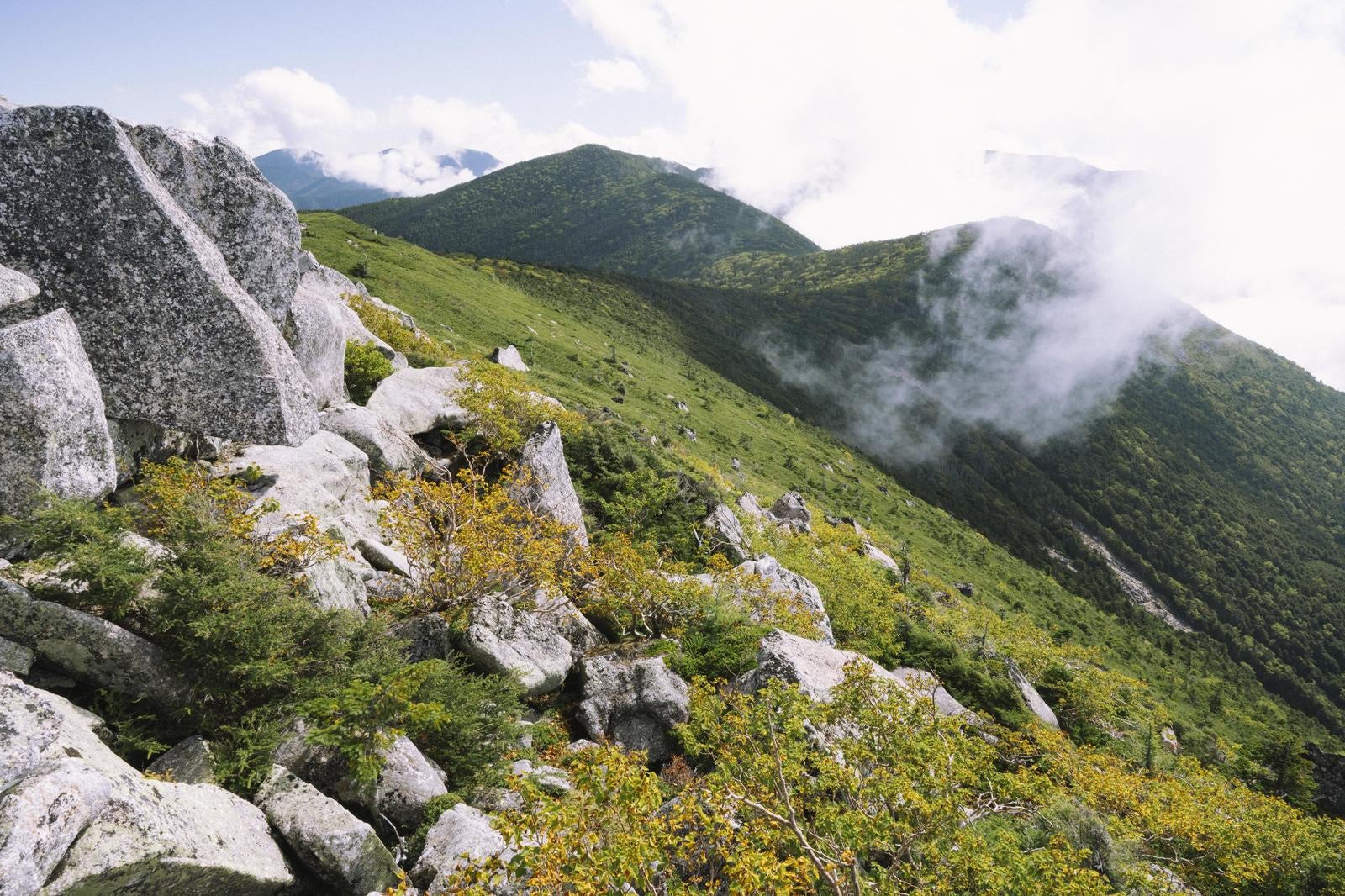 「稜線と無数の岩が広がる秋の金峰山」の写真