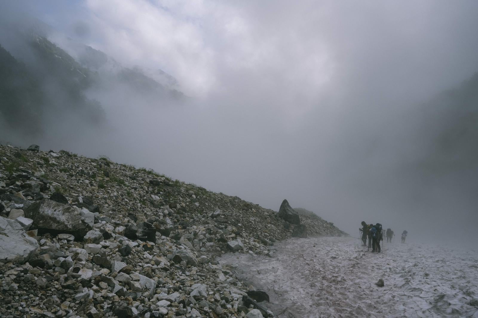 「大雪渓でガスにまかれる登山者たち」の写真