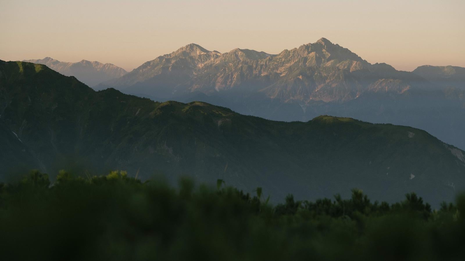 「朝日岳から見る夜明けの立山連峰」の写真