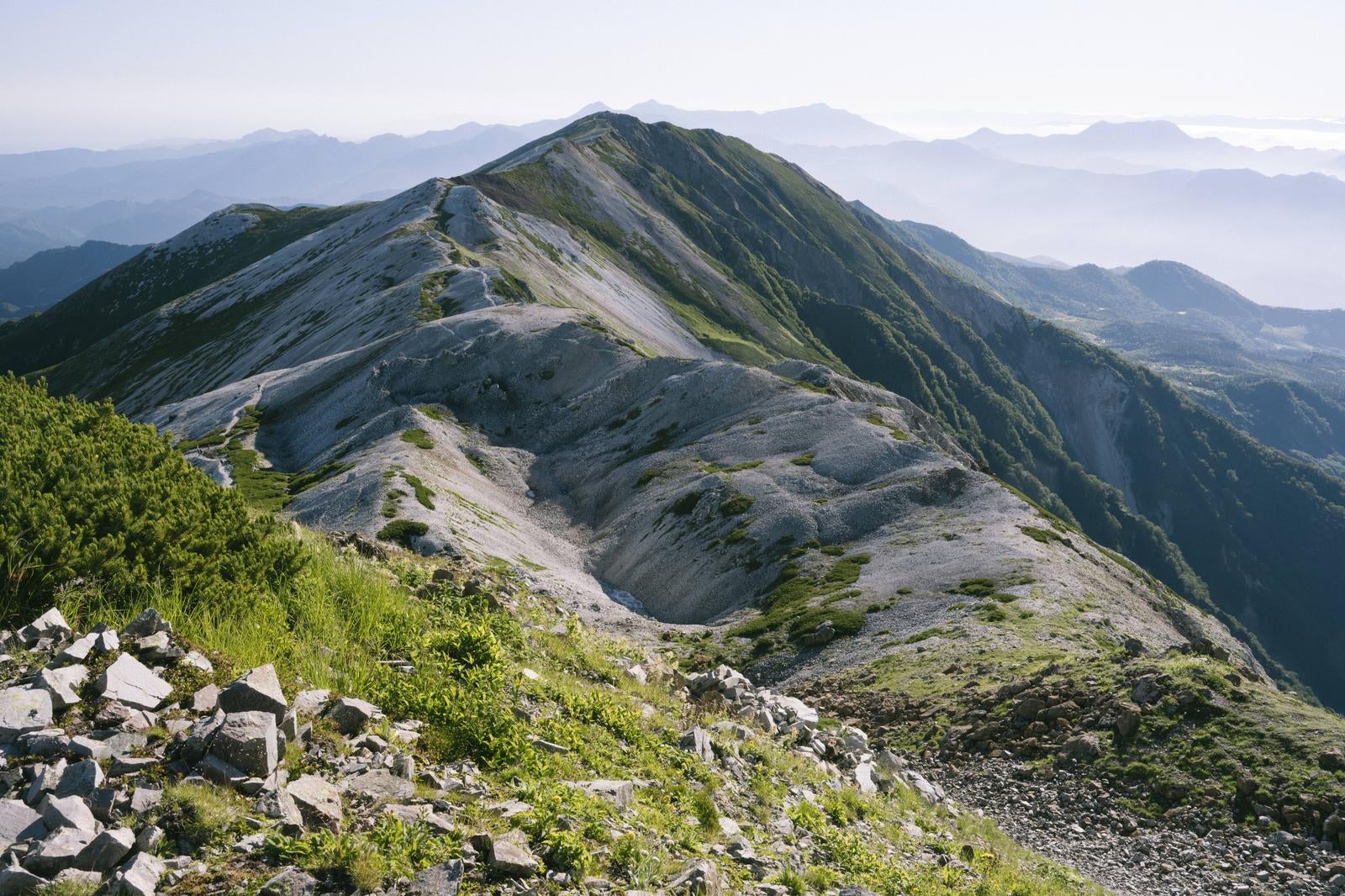 「青空と稜線が織りなす白砂の白馬岳稜線」の写真