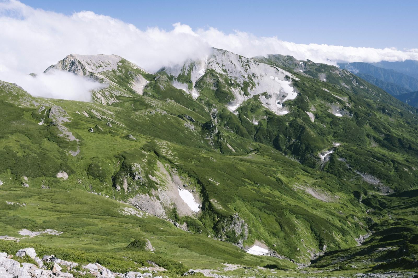 「白馬旭岳方面から見る白馬三山の山肌」の写真