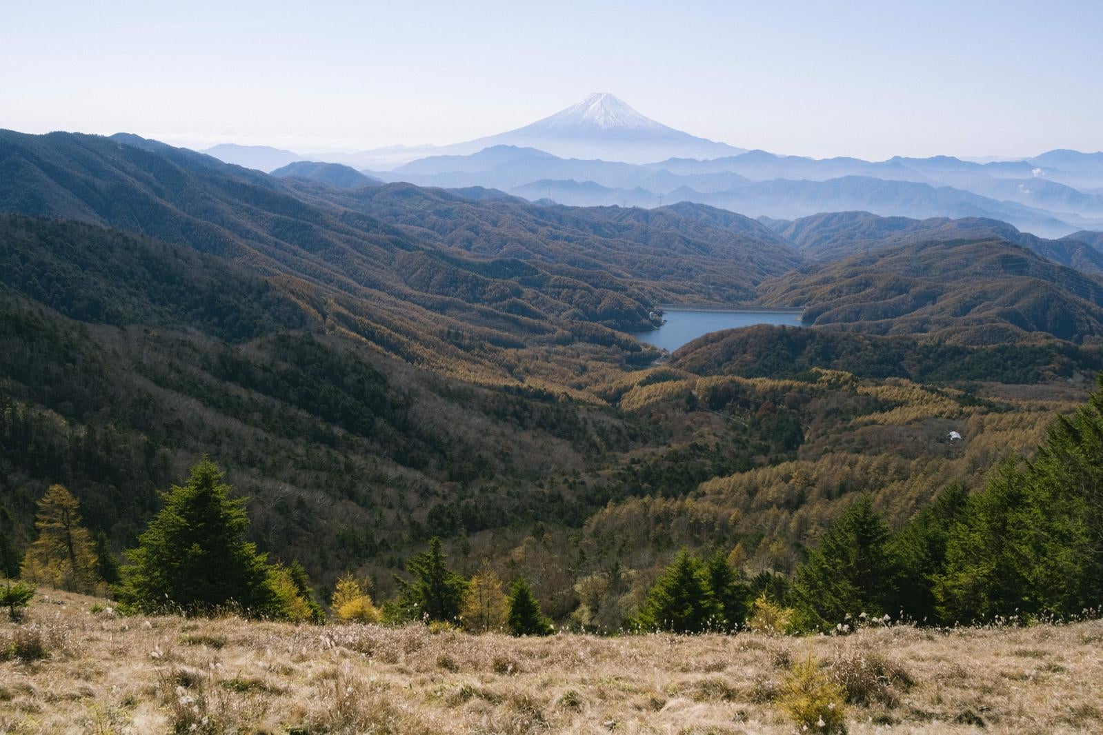 「秋の大菩薩湖と富士山」の写真