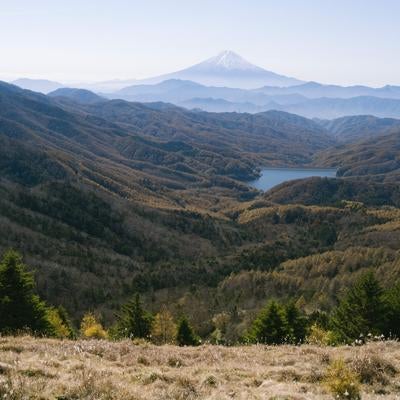 秋の大菩薩湖と富士山の写真