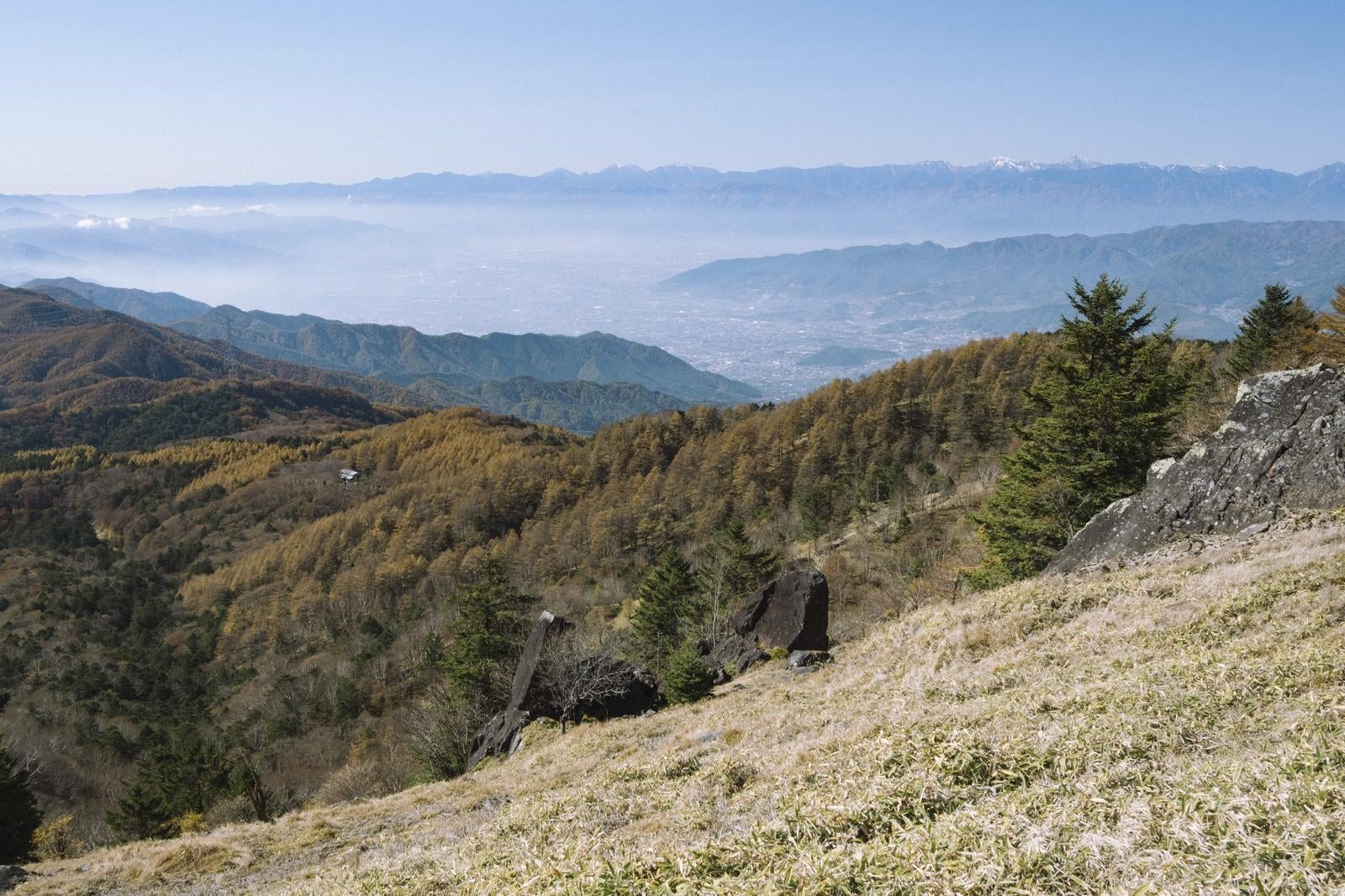 「大菩薩から見下ろす甲府盆地と南アルプス」の写真