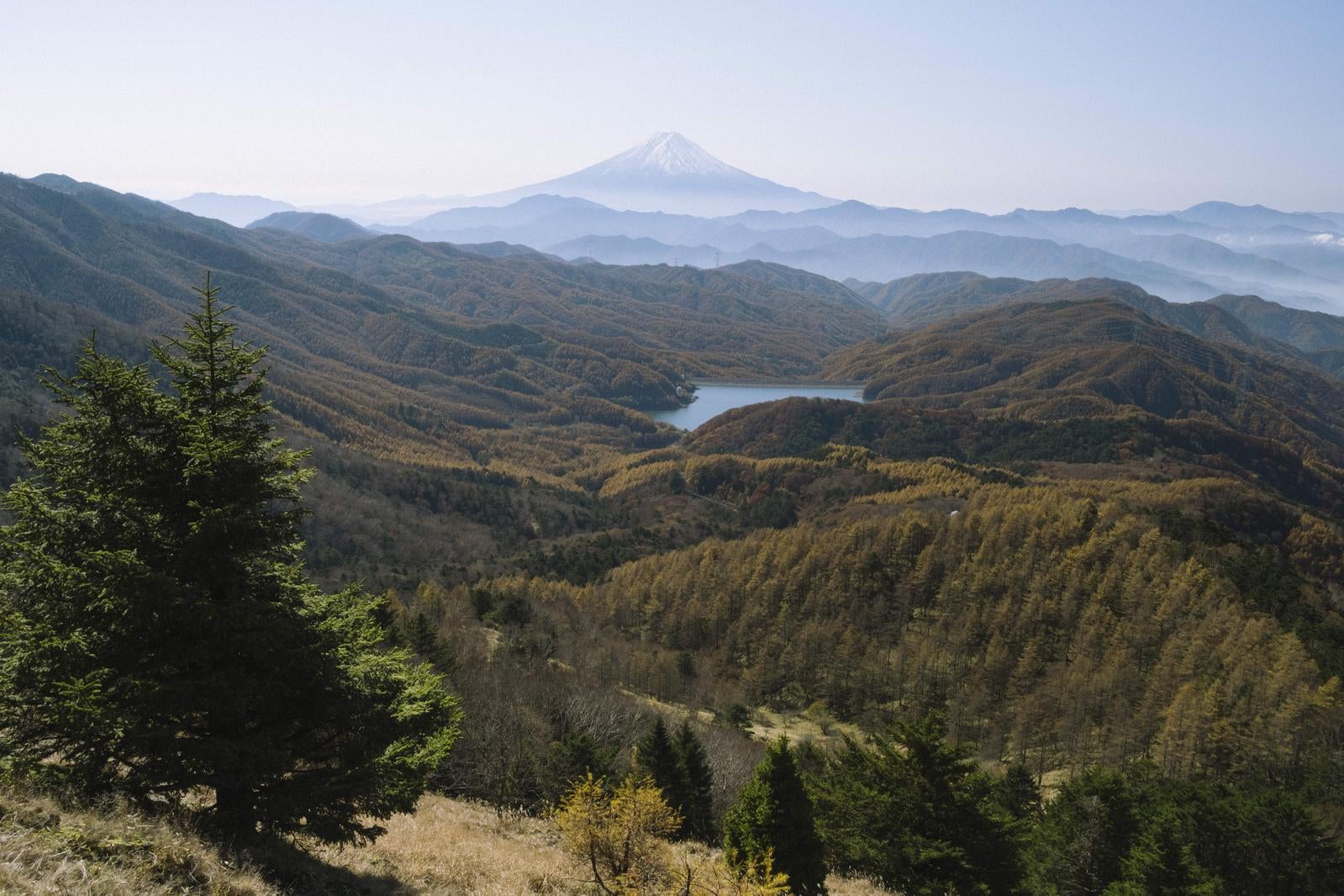 「富士山と湖が織り成す秋の絶景」の写真