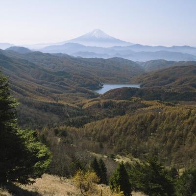 富士山と湖が織り成す秋の絶景の写真