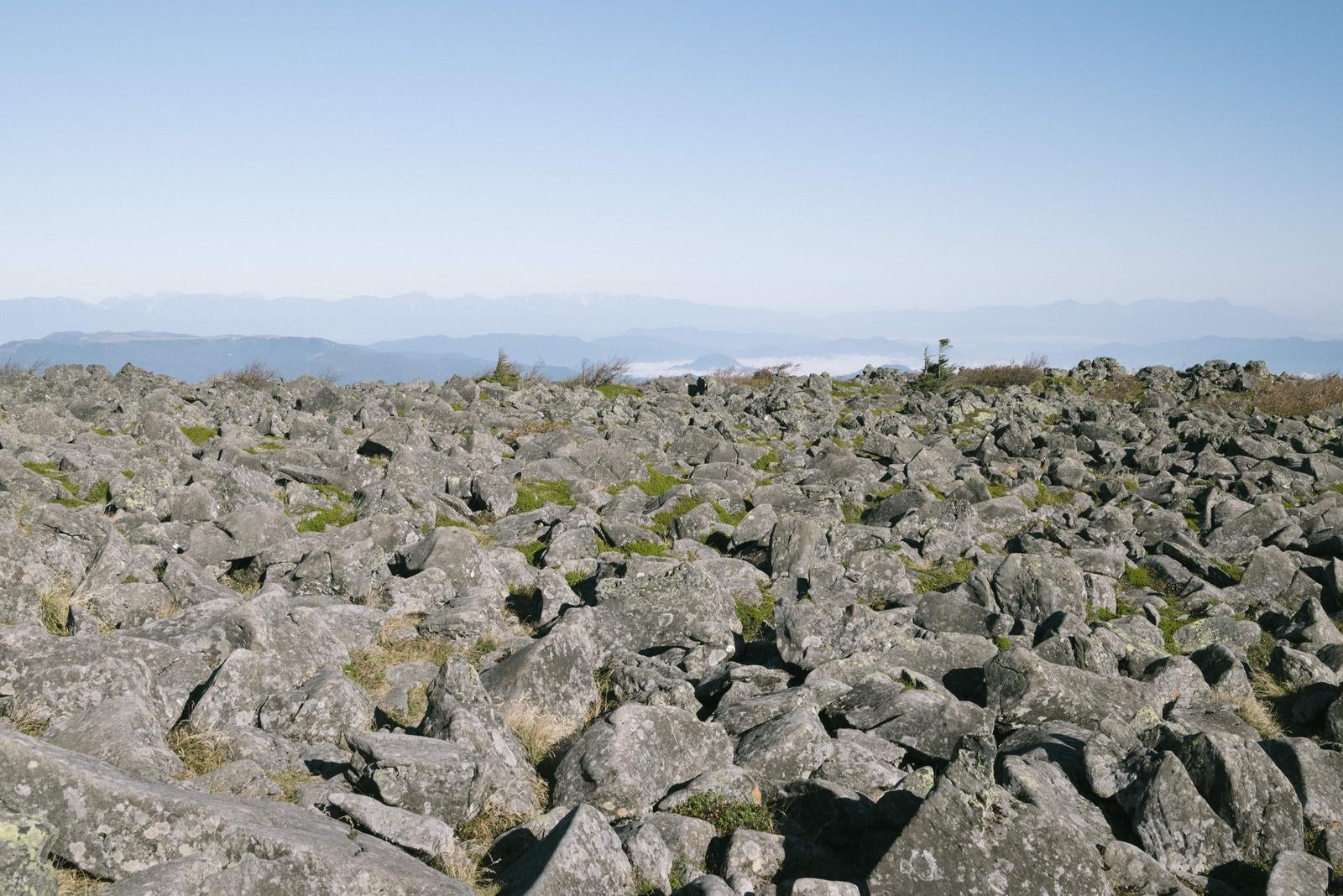 「岩が転がるだだっ広い蓼科山山頂」の写真