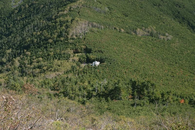 山頂から見下ろす蓼科山荘の写真