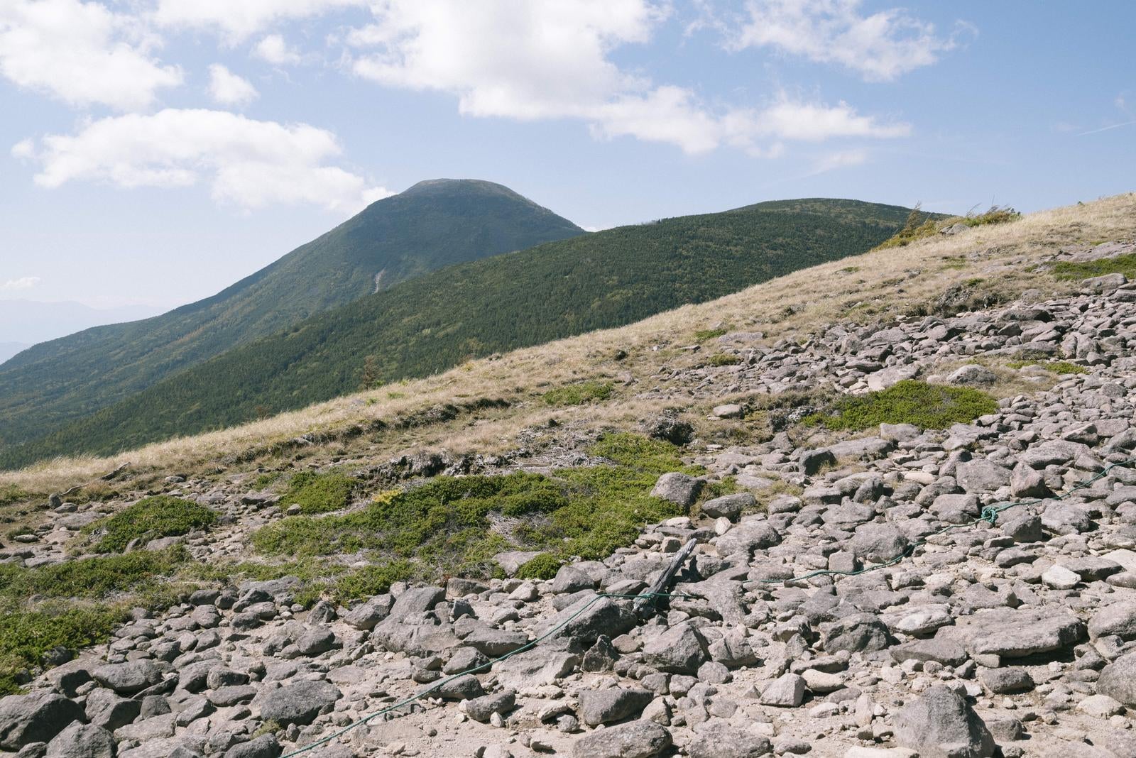 「高山の自然が織りなす荒涼とした風景」の写真