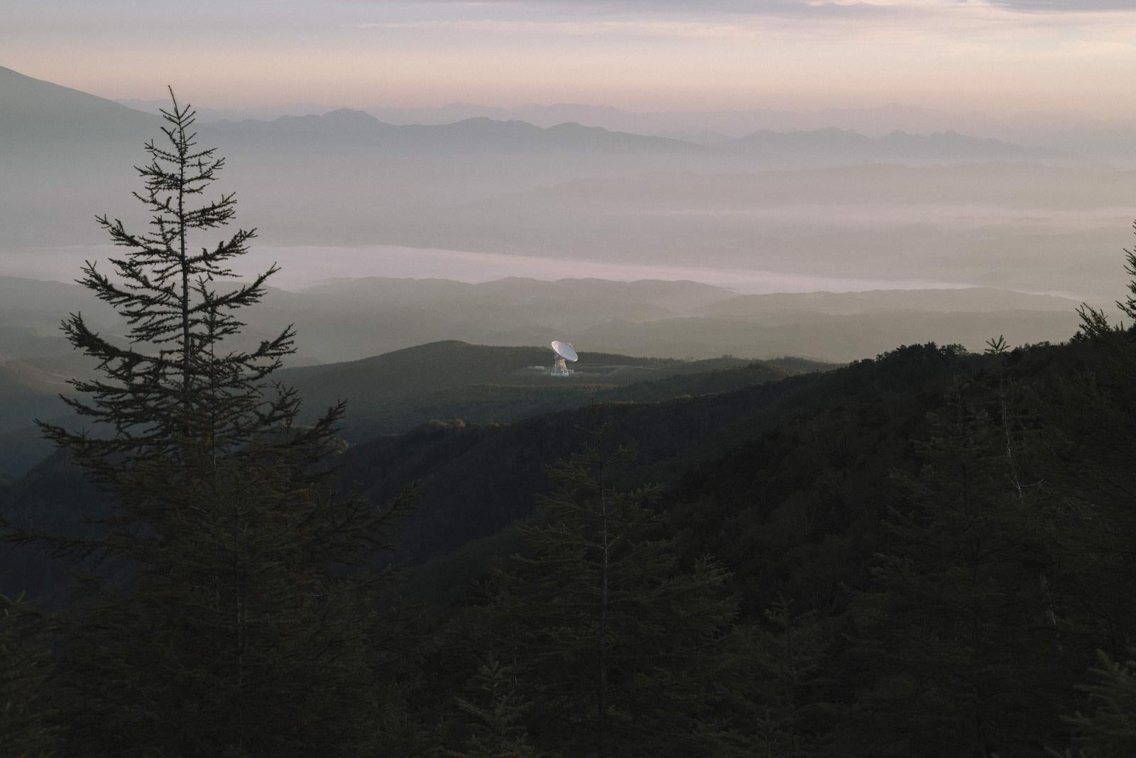 「大河原峠から見下ろす霞む山々と電波望遠鏡」の写真