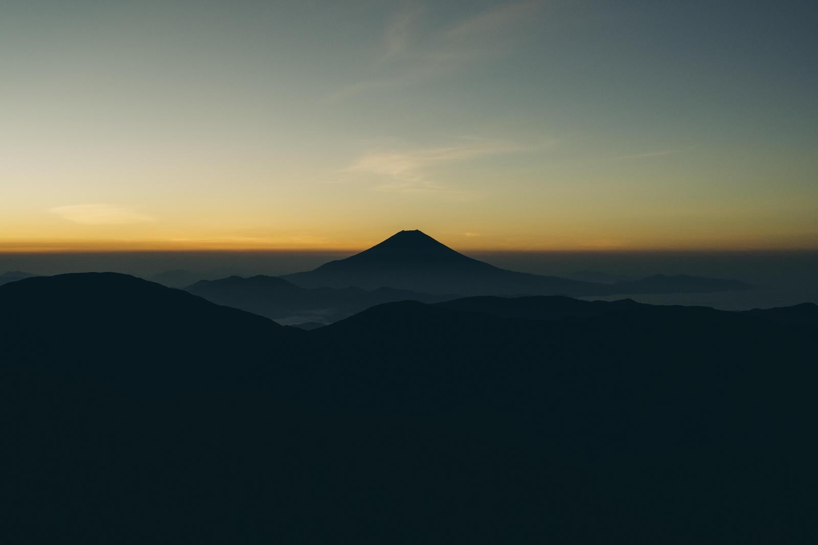 「上河内岳山頂から見る夜明けの富士山」の写真