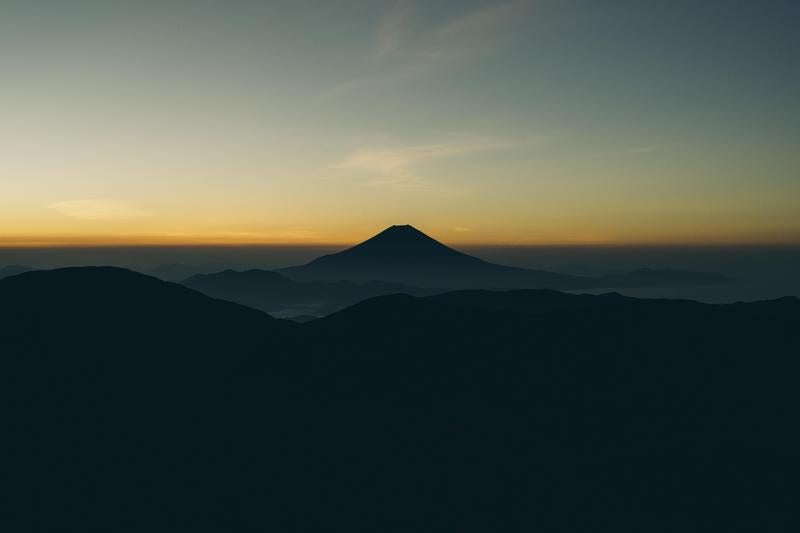 上河内岳山頂から見る夜明けの富士山の写真