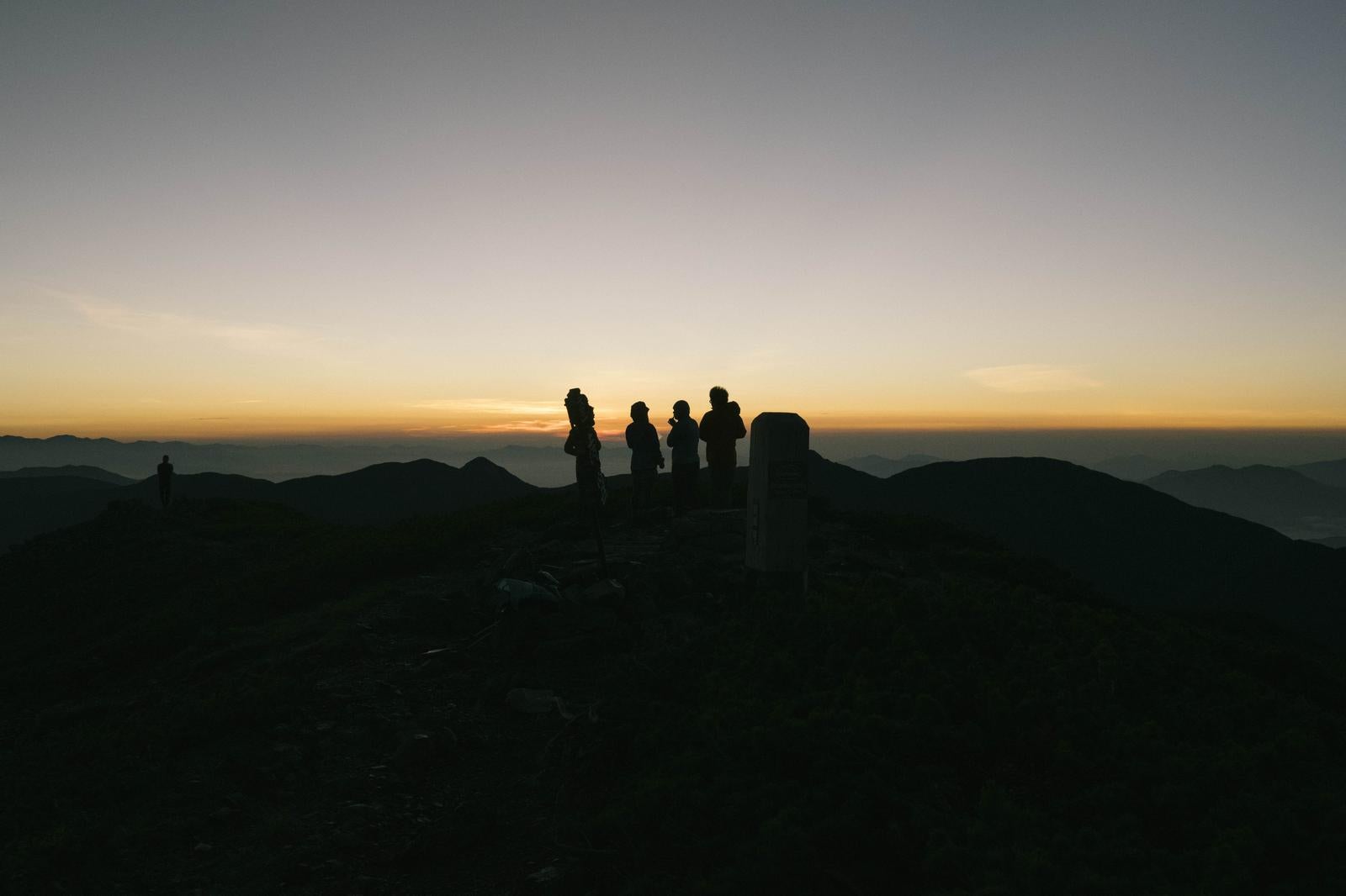 「上河内岳山頂で朝を待つ登山者たち」の写真