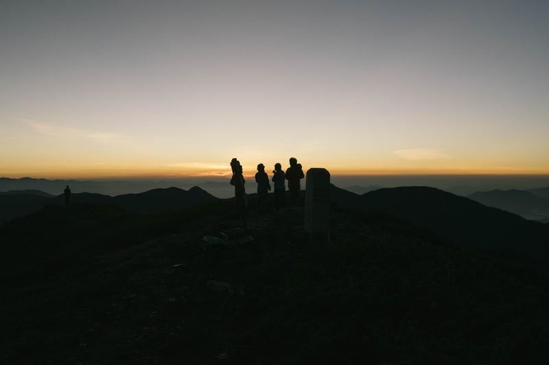 上河内岳山頂で朝を待つ登山者たちの写真