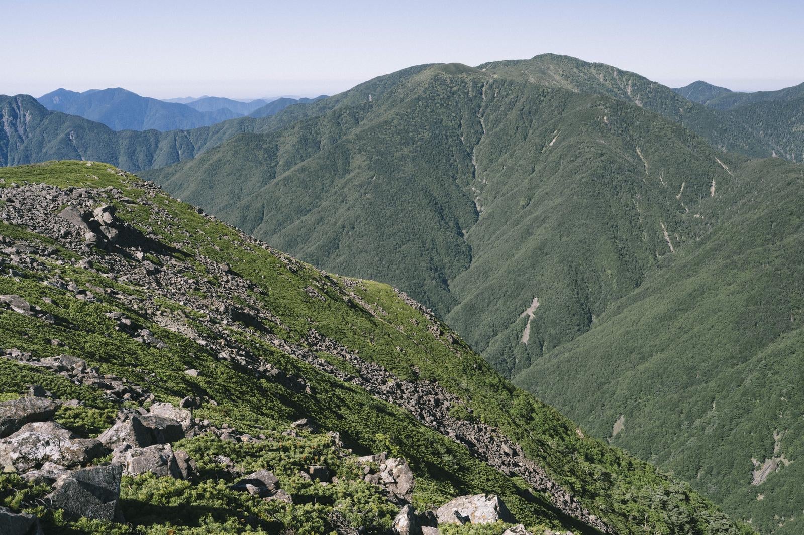 「連なる山々が描く壮大な光岳」の写真