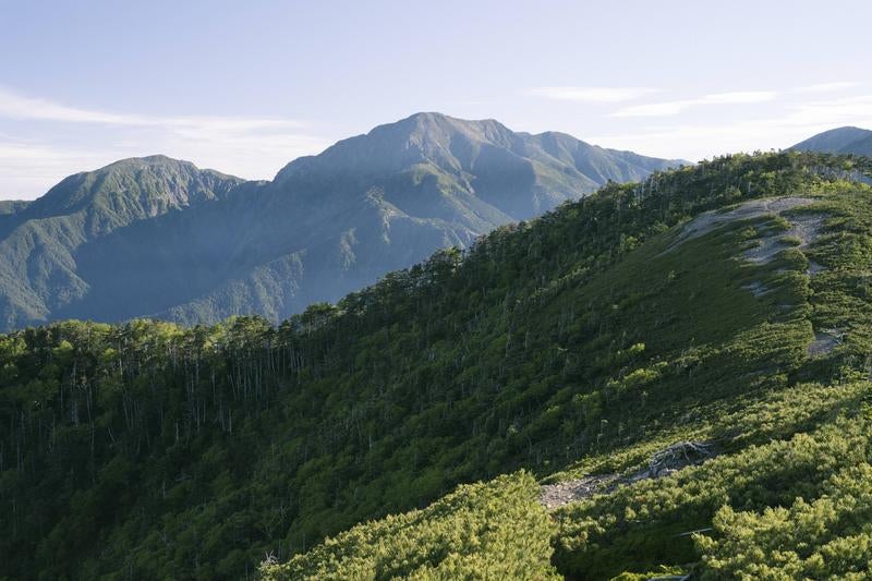 静寂が包む聖岳の穏やかな表情の写真